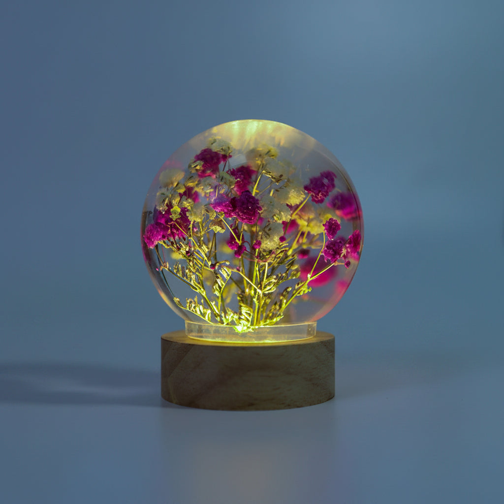 Veilleuse artisanale roses séchées ciel étoilé en résine transparente, lumière USB douce et florale sur table de chevet — Les Roses De Lola