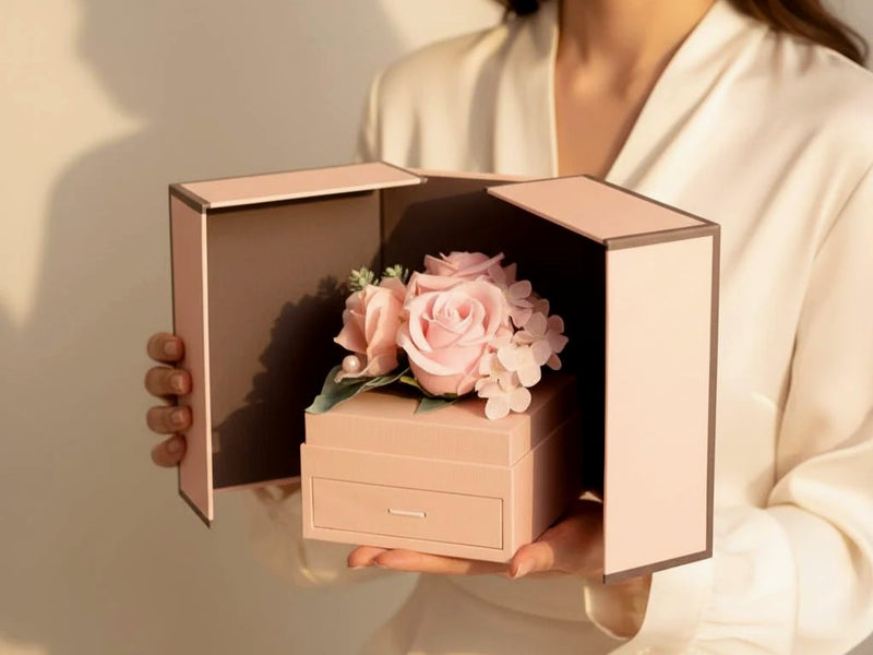 Écrin rose poudrée ouvert entre les mains — cadeau Fête des Mères | Les Roses De Lola