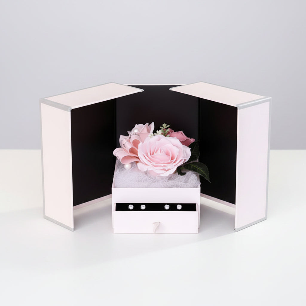 Écrin de Rose — boîte à bijoux avec fleur de savon rose parfumée, fond sombre, Les Roses De Lola

