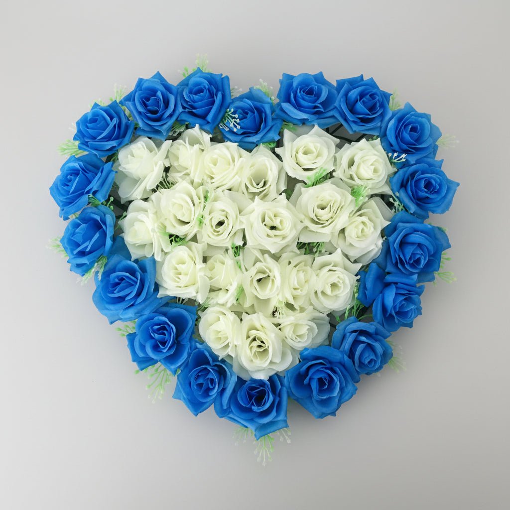 Plateau floral cœur roses bleu et blanc en soie – décoration mariage