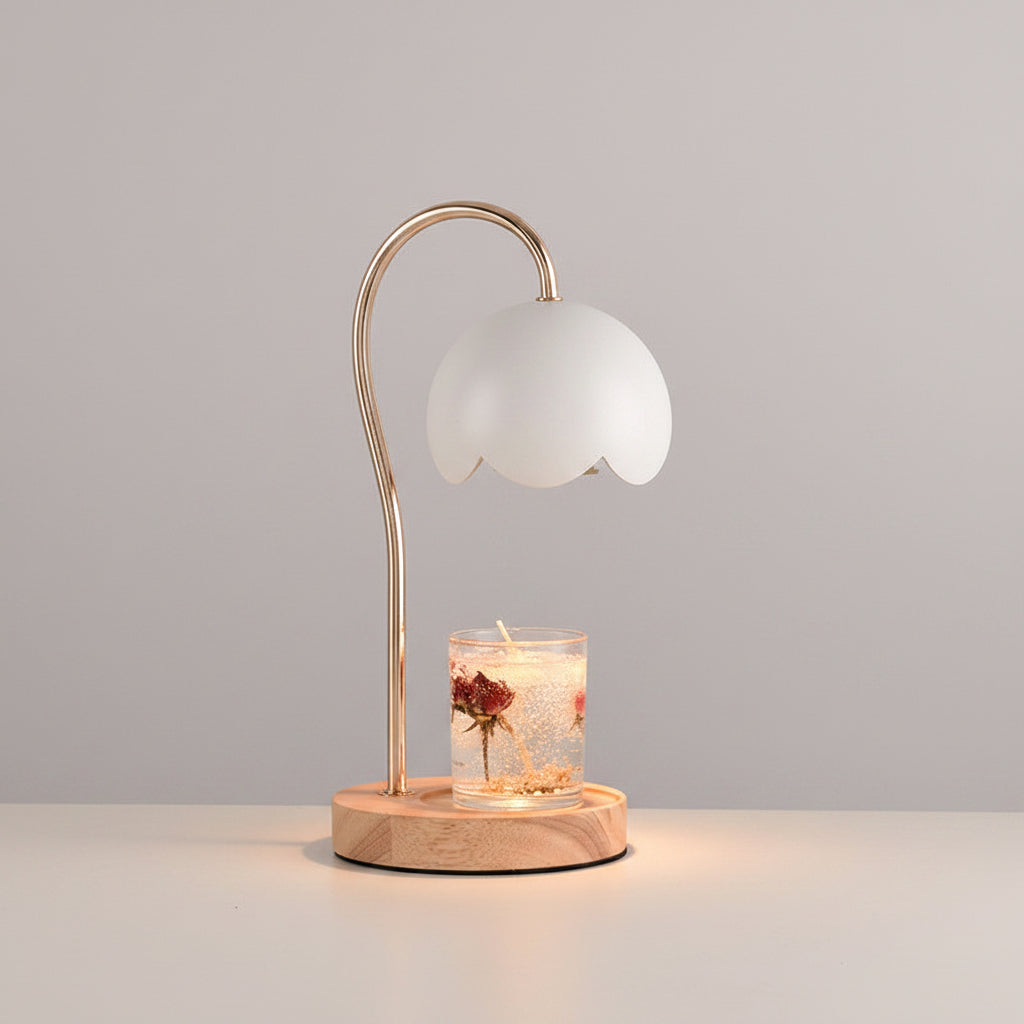 Détail bougie et socle bambou de la lampe parfumée roses, design élégant et naturel — Les Roses De Lola