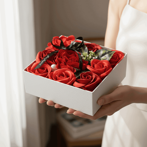 Coffret roses en savon artisanal – ambiance cadeau | Les Roses De Lola-présentation