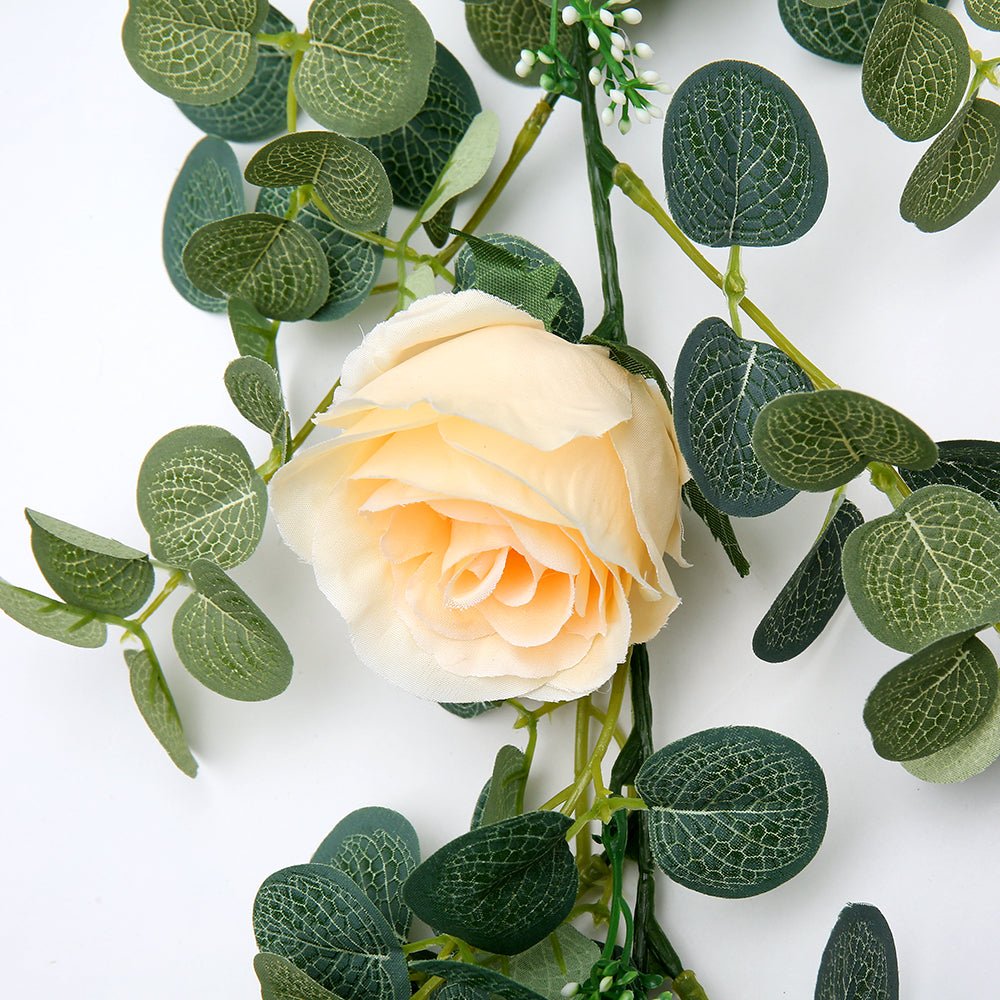 Guirlande florale artificielle posée sur table – décoration événementielle