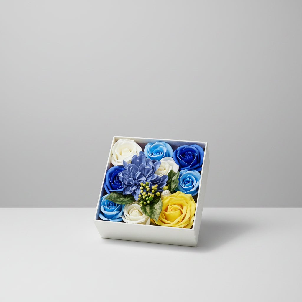 Coffret floral roses en savon bleu – présentation ouverte | Les Roses De Lola