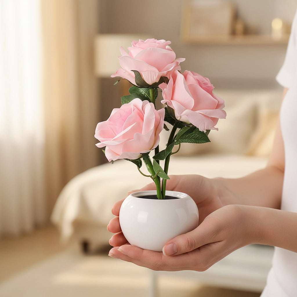 Lampe rose éternelle allumée, lumière douce et chaude sur table de chevet, atmosphère romantique et cosy — Les Roses De Lola