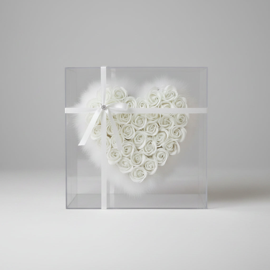 Coffret cœur de roses éternelles luxe blanc  avec enveloppe fourrure blanc– vue principale | Les Roses De Lola"