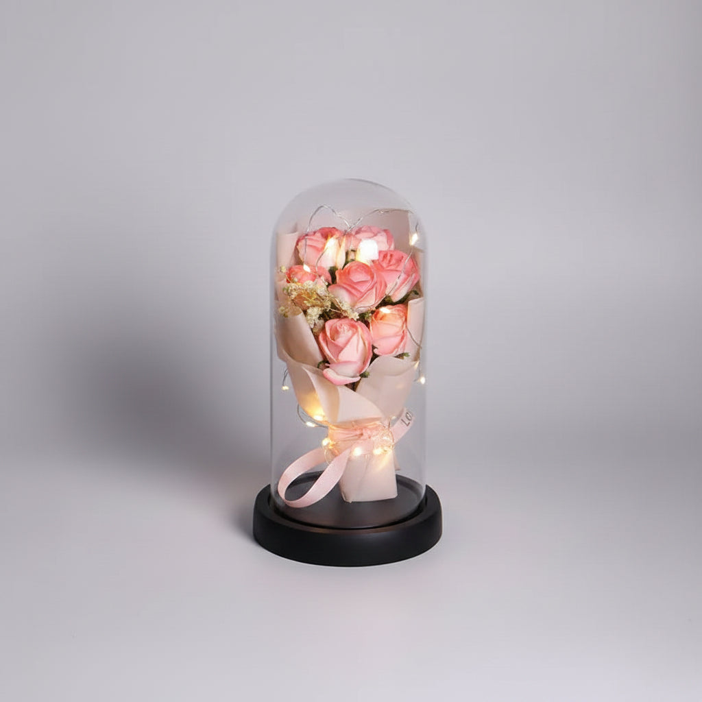 Cloche en verre avec bouquet de roses éternelles, cadeau de Noël et fête des mères