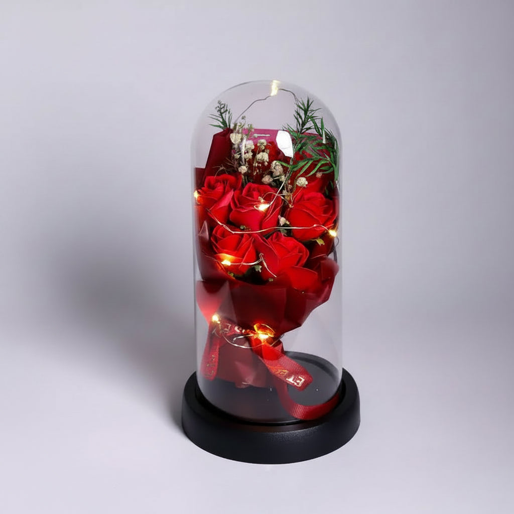 Détail du bouquet de roses rouge éternelles sous cloche et LED  – cadeau romantique