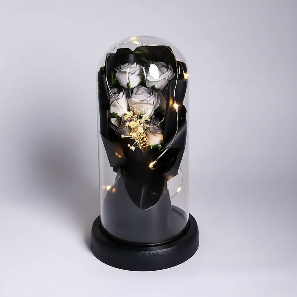 Bouquet de roses préservées sous cloche lumineuse, décoration d'intérieur élégante