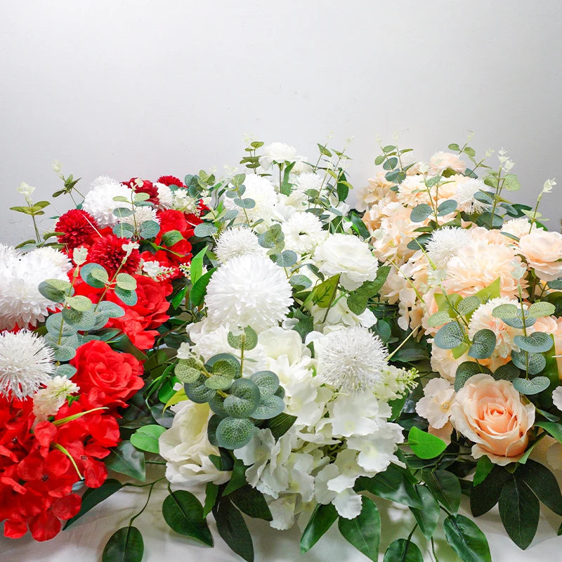 Roses artificielles blanches en arche — décoration mariage élégant