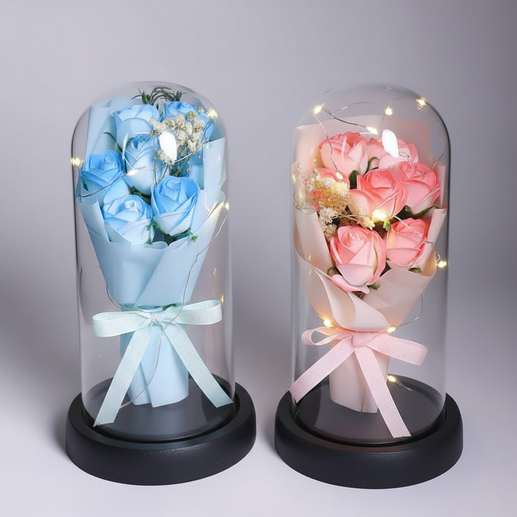 Cloche en verre illuminée par LED avec bouquet de roses préservées, ambiance romantique