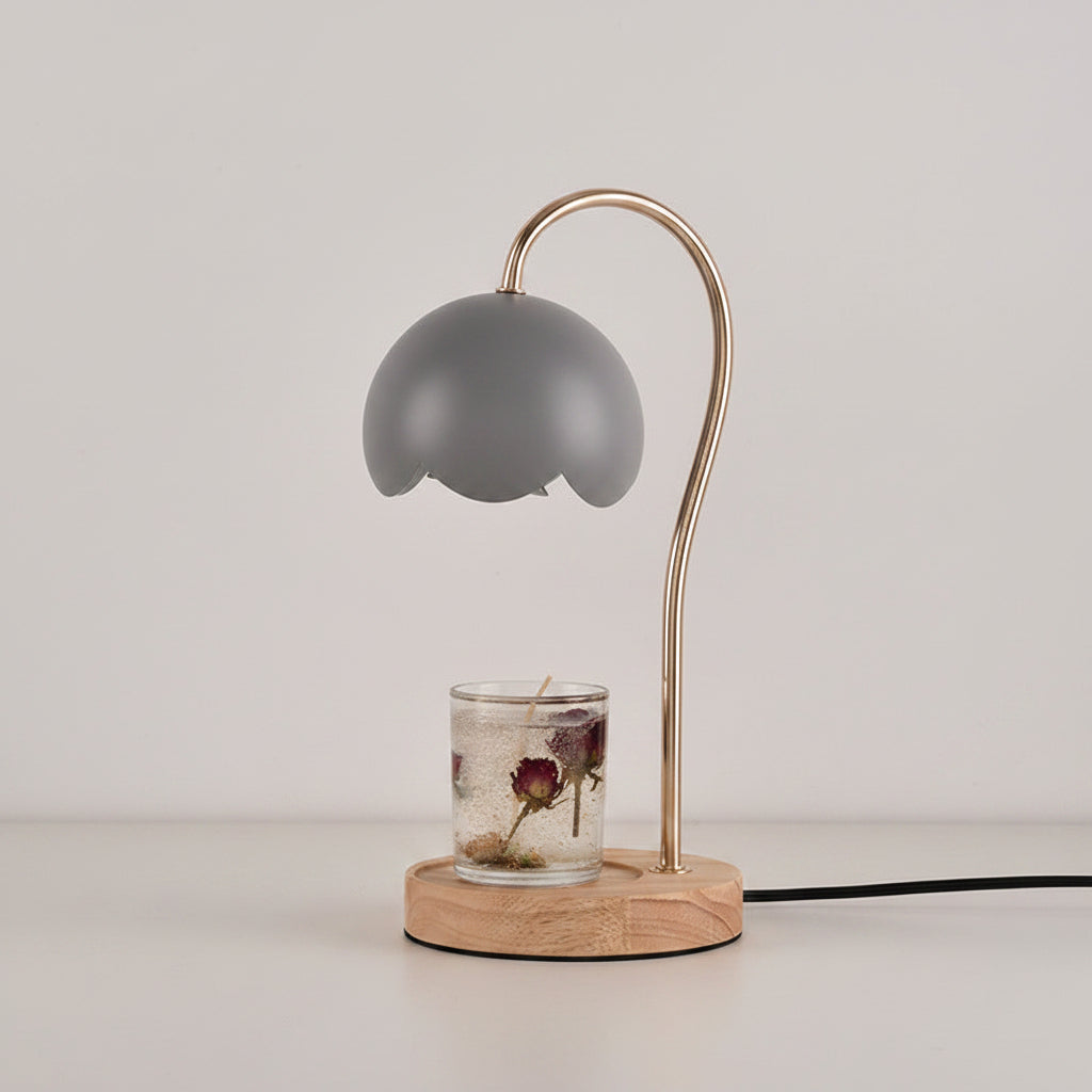Lampe décorative bougie roses allumée en ambiance sombre, lumière dorée et chaleureuse sur table de chevet — Les Roses De Lola

