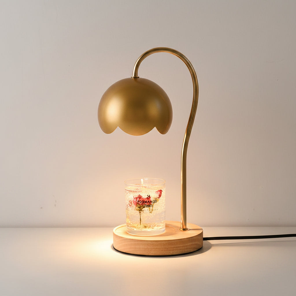 Lampe parfumée bougie et roses coloris or, base bambou et abat-jour métal, lumière d'ambiance tamisée — Les Roses De Lola