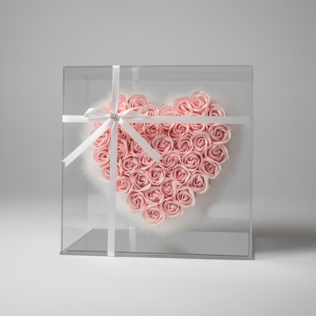 Coffret cœur de roses éternelles luxe rose avec enveloppe fourrure blanc– vue principale | Les Roses De Lola"